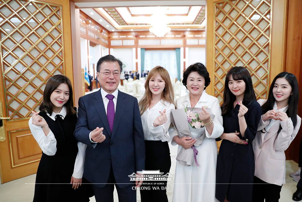 ▲Red Velvet與南韓文在寅總統，一起比出手指愛心。（圖／翻攝自大韓民國青瓦台臉書）