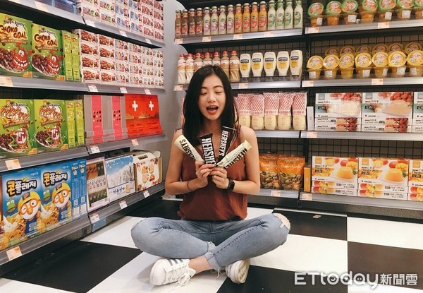 ▲洗版南韓妹子IG的Hershey’s 巧克力冰登台　台灣超市買得到。(圖／JASONS超市提供)