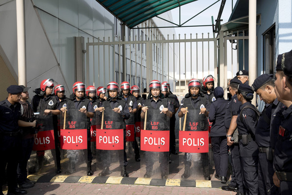 ▲▼ 馬來西亞傳出前首相納吉潛逃出境的消息後，大批警力駐守位在吉隆坡的機場。（圖／達志影像／美聯社）