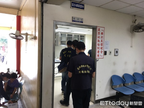 ▲台南市警方刑案鑑識人員到場協助檢察官相驗。（圖／記者林悅攝）