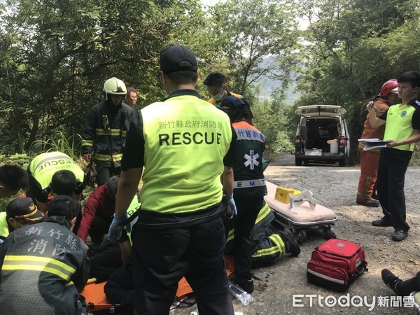 ▲▼新竹縣關西鎮聖母橋附近，發生箱型車翻落意外，車上11人雖然全數從車裡逃出，但手腳、身體多處擦傷。（圖／記者林姸君翻攝）