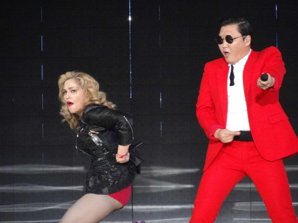 ▲▼韓流專題－瑪丹娜邀請PSY演唱會共舞。（圖／達志影像）