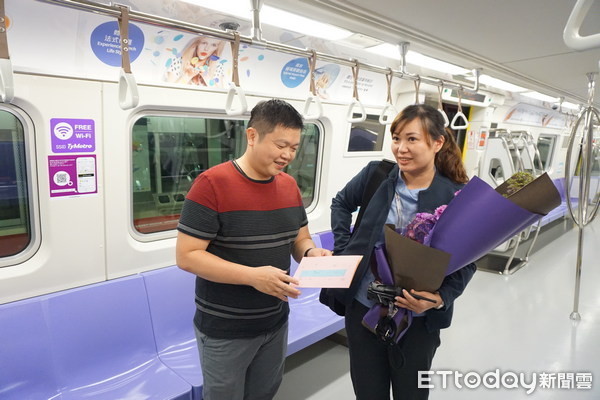 ▲桃捷「媽媽司機員」凃淑貞的先生陳龍輝，母親節前夕，帶著孩子，送上康乃馨及卡片。（圖／桃捷提供）