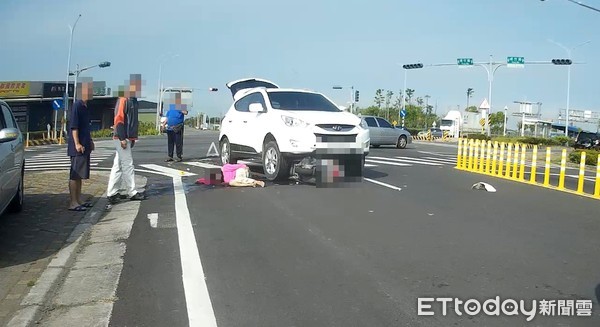 ▲▼機車卡在白色休旅車下方，戴官姓婦人倒在一旁。（圖／嘉義市政府消防局提供）