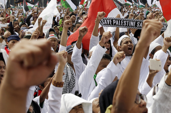 ▲▼巴勒斯坦抗議者呼喊「上帝是偉大的」口號，要求美國取消搬遷計畫。（圖／達志影像／美聯社）