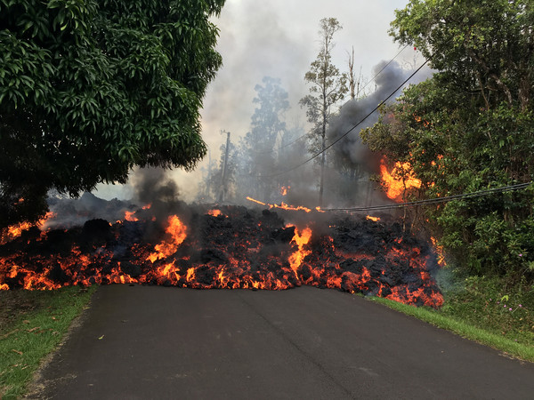 ▲▼夏威夷大島（Big Island）的基拉韋厄火山（Kilauea volcano）噴發，數千人撤離，岩漿蔓延到街道上。（圖／路透社）