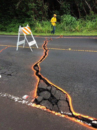 ▲▼夏威夷大島（Big Island）的基拉韋厄火山（Kilauea volcano）噴發，數千人撤離，岩漿蔓延到街道上。（圖／路透社）