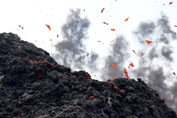 ▲▼夏威夷大島（Big Island）的基拉韋厄火山（Kilauea volcano）噴發，數千人撤離，岩漿蔓延到街道上。（圖／路透社）