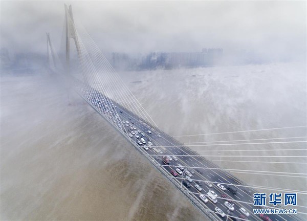 ▲▼長江武漢段日前被拍到霧氣升騰的景象。（圖／翻攝自新華社）