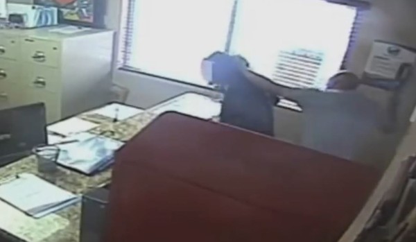 ▲▼女兒叛逆！警察爸爸雷蒙德（Raymond Rosario）在學校辦公室用皮帶狠抽她的雙腿。（圖／翻攝自臉書／Miami Herald）