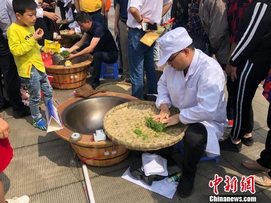 ▲▼重慶市首屆鬥茶大賽現場炒茶茶藝表演             。（圖／翻攝自中新網）