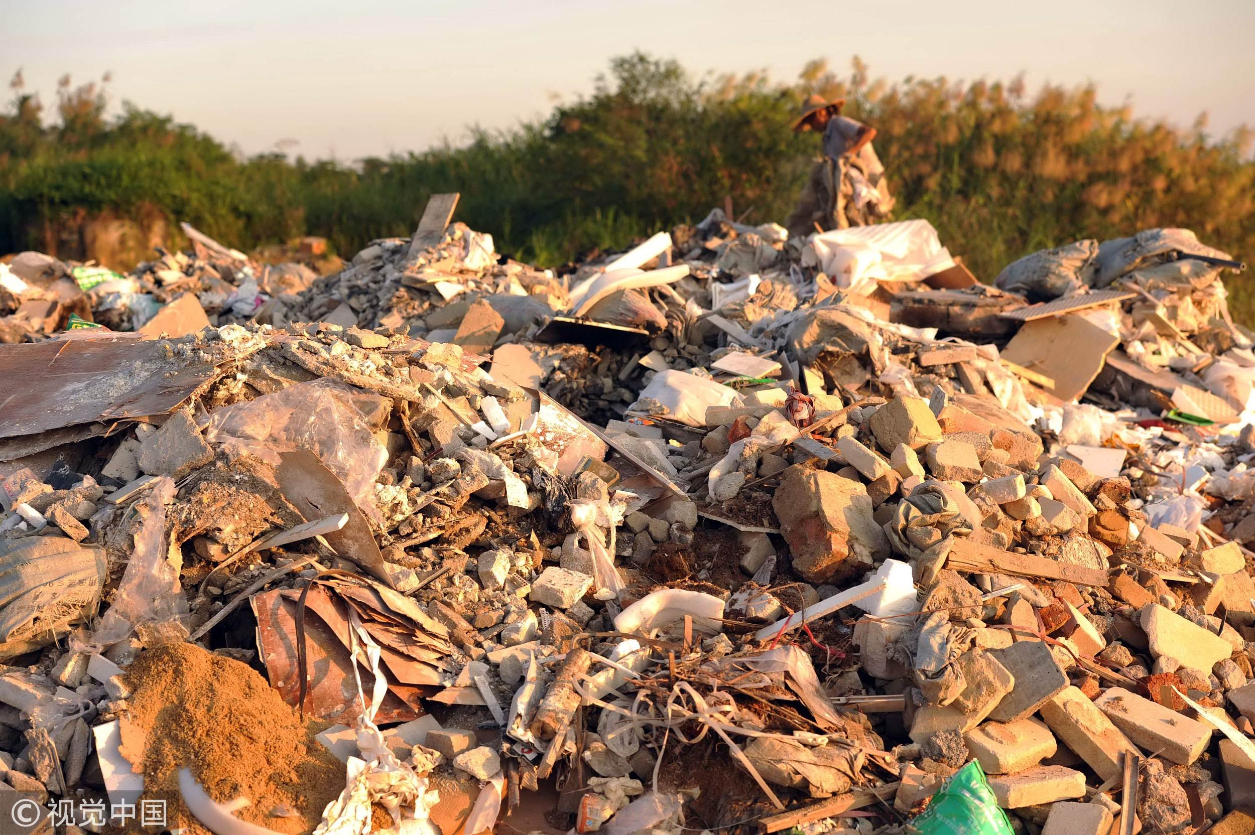 ▲中國生態環境部打擊固體廢物，數十官員被問責。（圖／CFP）