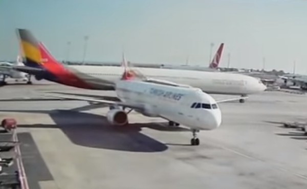 ▲▼ 韓亞航空A330客機擦撞土耳其航空客機。（圖／截自YouTube - AirlineGeeks.com）