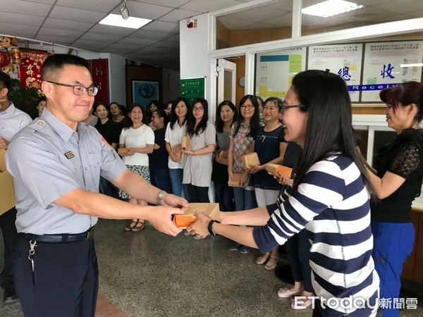 台東縣警察局局長劉崇智以精美面膜取代傳統康乃馨，贈送局本部女性同仁，並囑託所屬4位分局長也代為致贈表達慰勉之意。（圖／台東縣警察局提供）