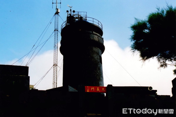 ▲黑色的烏坵燈塔是重要地標，軍管後幾十年不發光，在鄉民奔走下，重新啟用發光，為來往船隻指點光明。（圖／記者林健華）