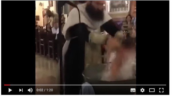 嬰兒「直插」水中3下　教士暴力洗禮挨批：根本在謀殺。（圖／翻攝自News Seeker的youtube）