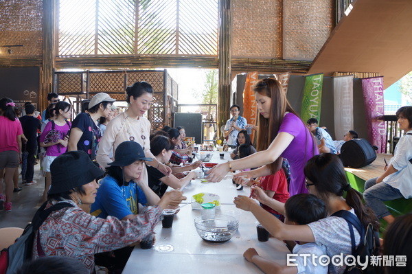 ▲2018桃園農博「四國農業文化館」彩繪越南笠帽，廣受歡迎。（圖／馮玉英提供）