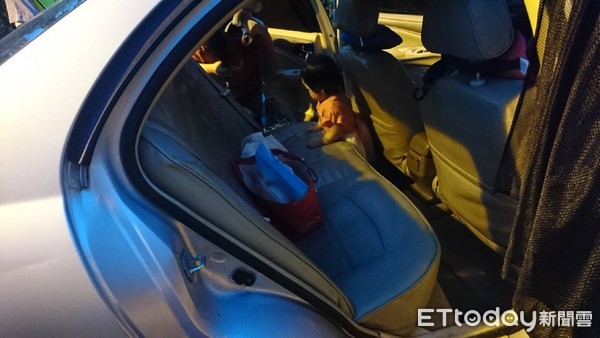 員警在徵詢家人的同意後，以腰間警棍末端的「破窗尾蓋」，將車輛左後方的三角窗擊破，將3歲的小女童成功救出。（圖／台東縣警察局提供）