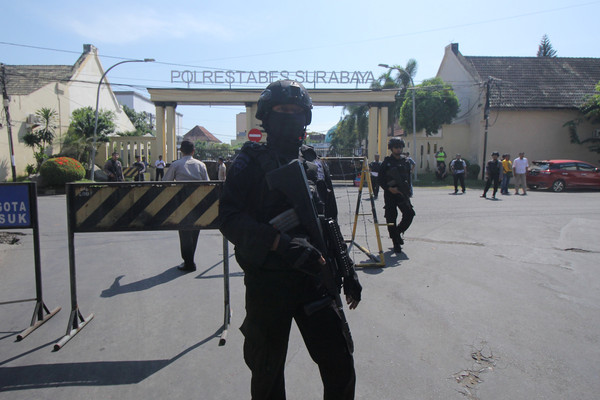 ▲▼泗水警察總部遇襲後，印尼特警在入口處站崗。（圖／路透社）