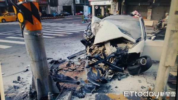 ▲自客車自撞中央分隔島，造成自小客車車頭全毀，車體零件四散噴飛。（圖／記者林悅翻攝，同下）