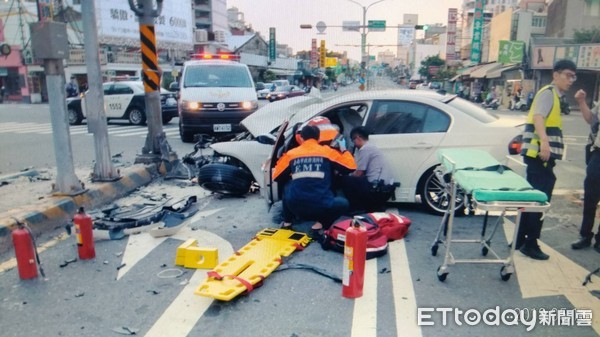 ▲台南市消防局出動救護車將駕駛人救出送醫。（圖／記者林悅翻攝）