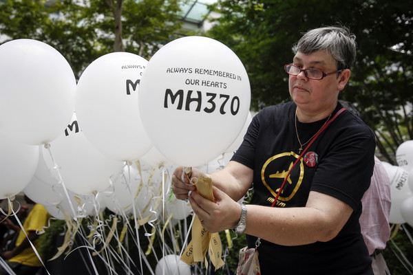 ▲▼ 馬航MH370客機仍未尋獲，僅找到殘骸，民眾舉辦追思活動。（圖／達志影像／美聯社）