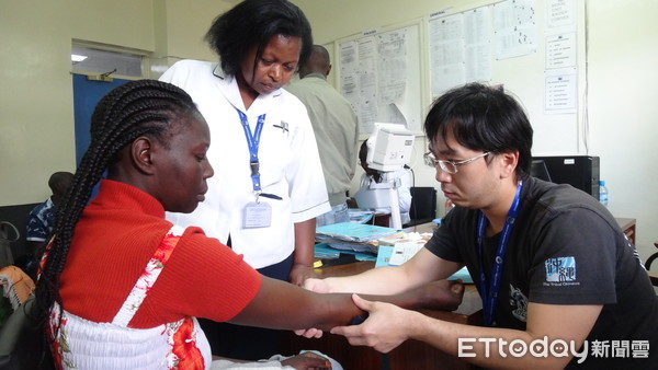 ▲成大醫院國際醫療團，為肯亞病患看診。（圖／成醫提供）