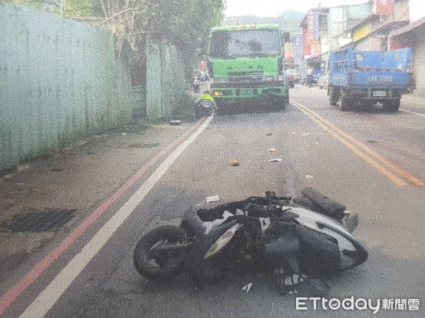 ▲▼娃娃車行車紀錄器拍下騎士疑似擦撞車身後偏移。（圖／記者陳豐德翻攝）