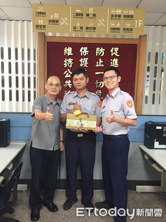 ▲台南市警局副局長林金郎代表前往頒發破案茶，表揚辛勞有功人員。（圖／記者林悅翻攝）