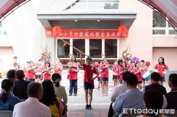 ▲學生樂儀隊表演慶祝風雨教室的啟用。（圖／桃園市政府提供）