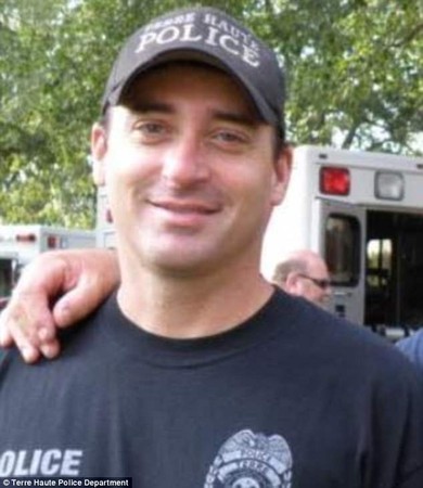 ▲達科塔父親的70名警察同袍全部身穿警服，在學校門前迎接達科塔上學。（圖／翻攝自電視畫面)