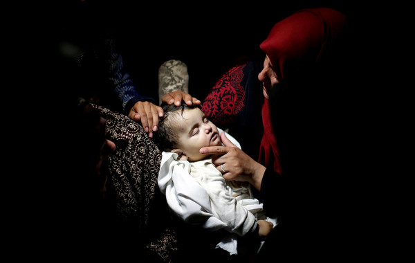 ▲▼巴勒斯坦8月女嬰，因為暴露在催淚瓦斯中而死亡。（圖／路透社）
