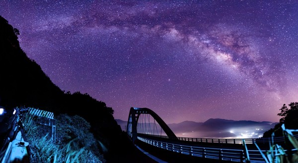 ▲阿里山芙谷峩橋銀河。（圖／《艾波攝影AIPO photography》授權提供，請勿隨意翻拍，以免侵權。）