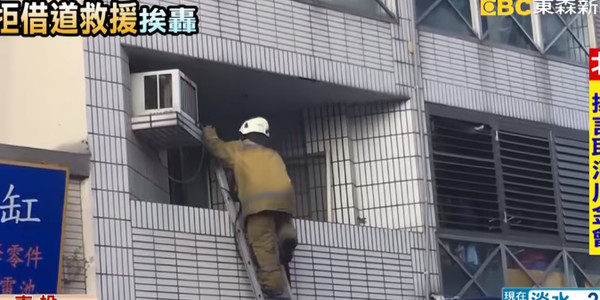  ▲▼消防隊員從二樓陽台進入室內搭水線搶救。（圖／東森新聞）