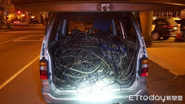 ▲警方在後車廂起獲裝載有300公斤電纜線贓物。（圖／記者林悅翻攝）