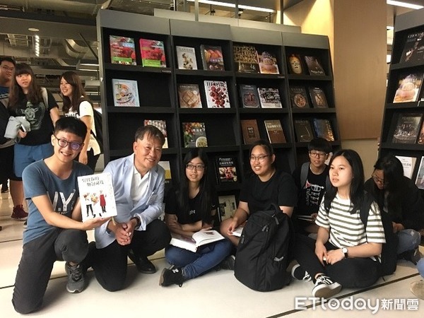 ▲益品書屋巡迴書展來到實踐大學。（圖／益品書屋提供)