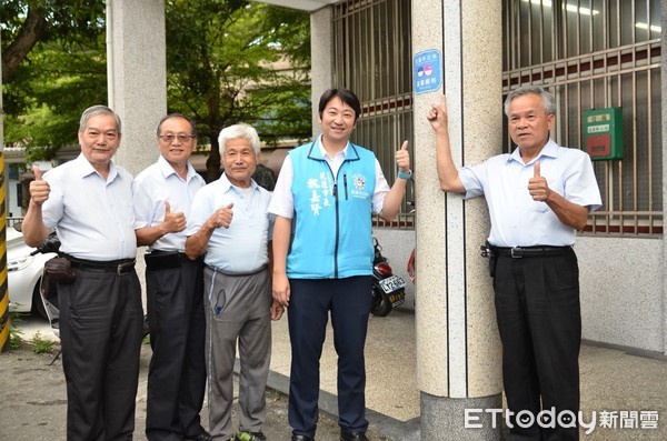 花蓮市長魏嘉賢前往位於光復街上的「花蓮縣土木包工商業同業公會」，關心友善廁所的運作成效。（圖／花蓮市公所提供）