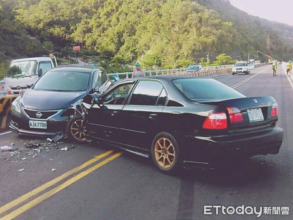 周姓駕駛之自小客車煞車後突然失控，偏向撞擊對向車道自小客，造成雙方車頭凹損，3人受傷送醫。（圖／台東縣警察局提供）