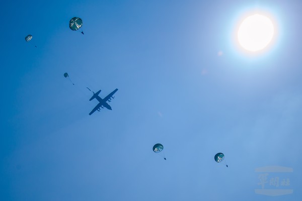 ▲▼陸軍特戰部隊執行跳傘訓練，官兵們搭乘C-130運輸機，飛抵目標區上空後，依序跳出。（圖／軍聞社提供）