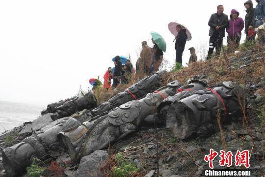 ▲▼中國北疆千年古城江中撈出「盤龍石柱」。（圖／翻攝自中新網）