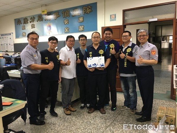 ▲台南市警局長黃宗仁（左一），感謝偵辦員警的辛勞，親自前往分局頒發破案茶。（圖／警方提供）