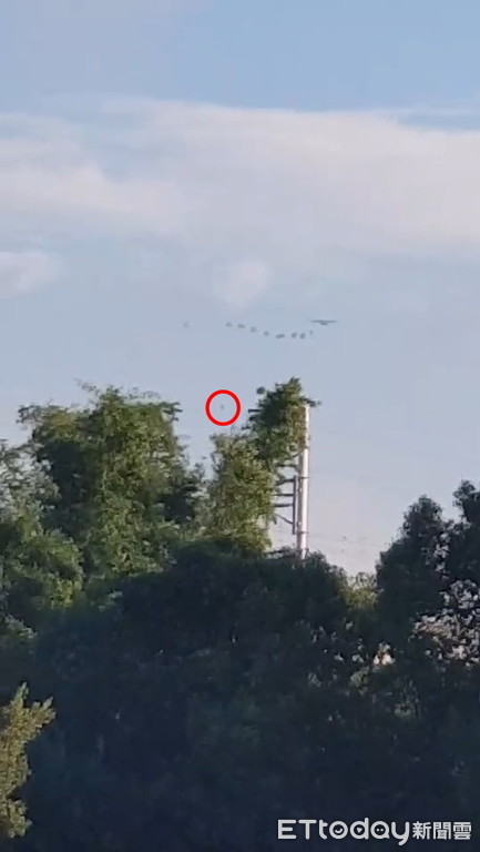 傘兵跳傘墜地影片曝光。（圖／翻攝畫面）