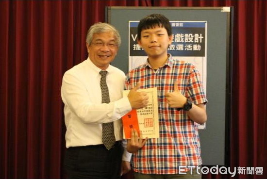 圖二：世新大學副校長陳清河頒發首獎給得獎人資管系董羽飛同學。（圖／世新大學提供）