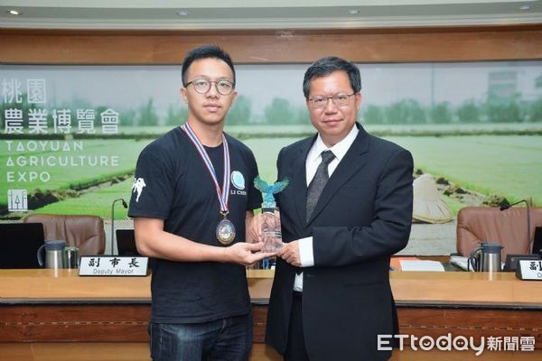 ▲王泰為參加泰國拳師節，成為首位拿到泰拳競賽冠軍的台灣選手。（圖／桃園市政府提供）