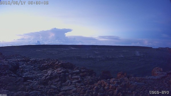 ▲▼ 美國夏威夷大島基拉韋厄火山（Kilauea Volcano）17日清晨4點多出現爆炸式噴發，火山灰雲直衝3萬英呎（約9144公尺）高空，周邊鄰近地區降下「火山灰雨」。（圖／達志影像／美聯社）