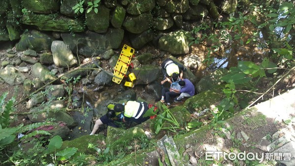 ▲▼一名女精神病患跳河，療養院員工為了救援也跳和受傷。（圖／記者林煒傑翻攝）