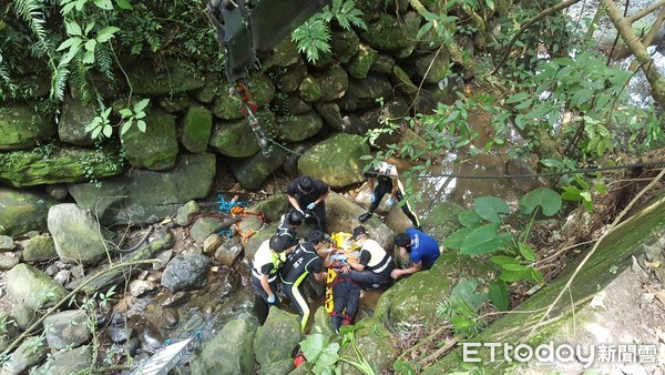 ▲▼一名女精神病患跳河，療養院員工為了救援也跳和受傷。（圖／記者林煒傑翻攝）