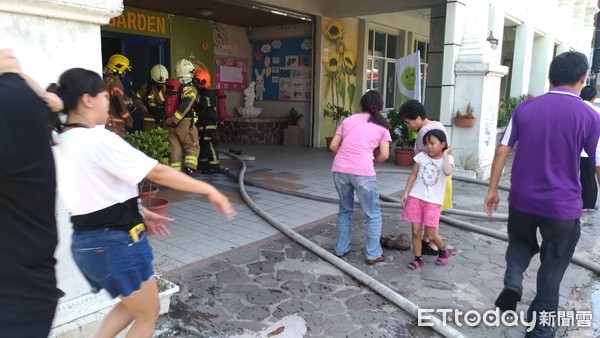 ▲台南市永康區幼兒園火警，老師進行幼童疏散。（圖／記者林悅翻攝，同下）