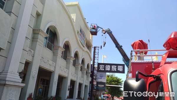 ▲熱心民眾與消防人員出動吊車，對困於頂樓生進行疏散。（圖／記者林悅翻攝，同下）