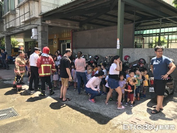 ▲台南市永康區幼兒園火警，老師進行幼童疏散。（圖／記者林悅翻攝，同下）